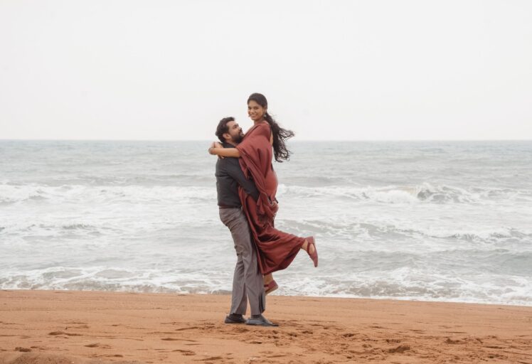 outdoor pre wedding poses