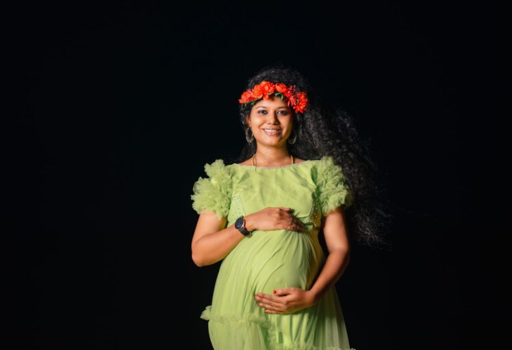 Photoshoot Maternity, Pregnant Photo Pose, Maternity Photoshoot Ideas